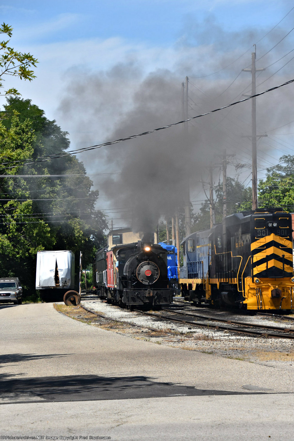 JEDDO COAL 85 shoves out of town past the resting diesels.